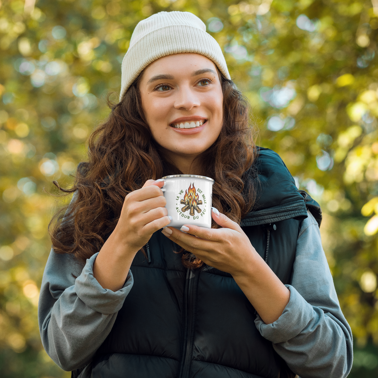 Mug émaillé - La vie est belle autour du feu !